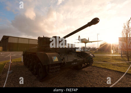 Il serbatoio e replica Hawker Hurricane all'ingresso per l'Imperial War Museum Duxford al tramonto, Duxford, Cambridge Foto Stock