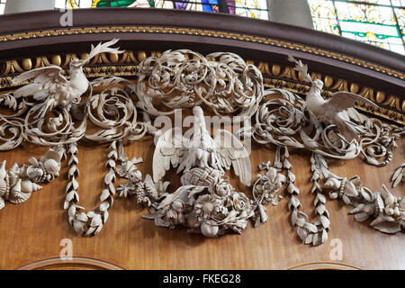 Primo piano dettaglio della scultura in legno dello scultore Grinling Gibbons e dell'intagliatore in legno; l'altare, l'interno della Chiesa di San Giacomo, Piccadilly London UK Foto Stock