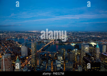 Vista aerea dello skyline di New York e dell'East River al crepuscolo Foto Stock