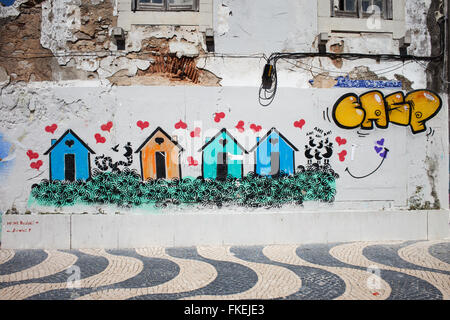 Portogallo Cascais town, murale, Arte di strada, graffiti su una parete Foto Stock