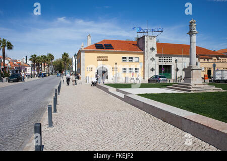 Portogallo Cascais town, Docapesca società europee operanti nel settore della pesca, commercio, quadrata con la colonna, obelisco Foto Stock