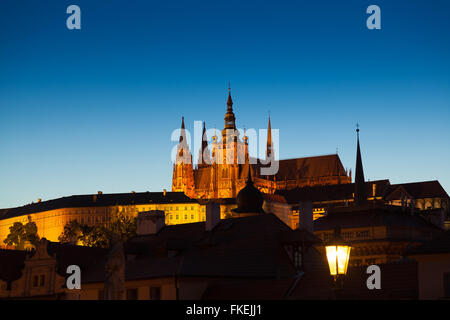 Scena crepuscolo di Praga e la cattedrale di San Vito e il castello di distanza. Foto Stock