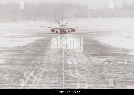 In aereo il maltempo, tempesta di neve sulla pista innevata, dall'aeroporto Gardermoen di Oslo, Norvegia Foto Stock