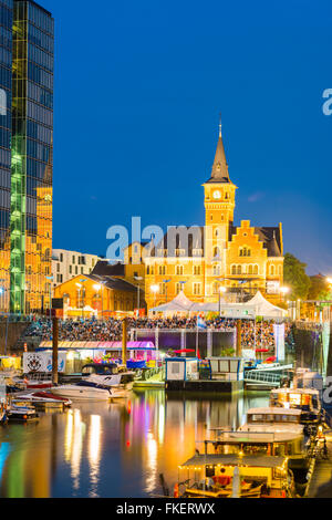 Marina, open air cinema, Kranhaus ed ex autorità portuale, Rheinauhafen, Colonia, nella Renania settentrionale-Vestfalia, Germania Foto Stock