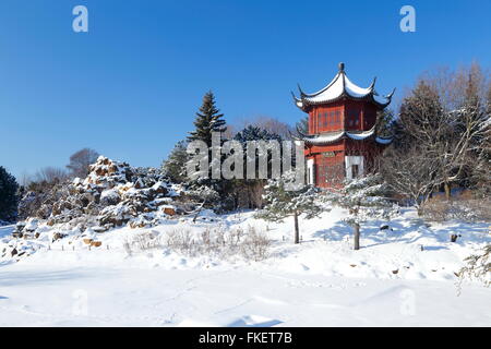Il padiglione cinese nella neve presso il giardino botanico di Montreal, Provincia di Quebec, Canada Foto Stock