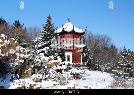 Il padiglione cinese nella neve presso il giardino botanico di Montreal, Provincia di Quebec, Canada Foto Stock