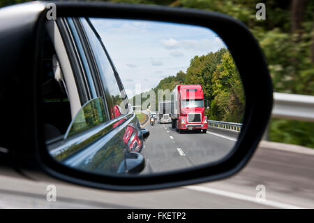 Traffico interstatale nel retrovisore Foto Stock