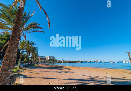 A metà mattina il sole sul lungomare di Ibiza. Calda giornata di sole lungo la spiaggia di Sant Antoni de Portmany isole Baleari, Spagna Foto Stock