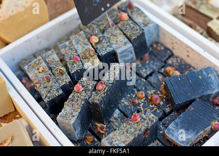 Nero sapone artigianale in un salone di bellezza. Inquadratura orizzontale Foto Stock