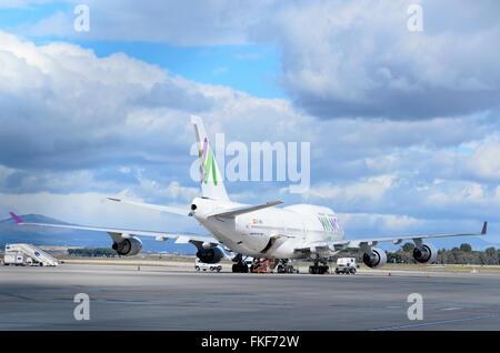 Gli aeromobili commerciali - Boeing 747-419-, di -Wamos aria- compagnia aerea, è parcheggiato al di fuori della pista, in aeroporto di Madrid. Giorno nuvoloso. Foto Stock