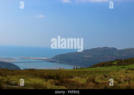 Vista di Barmouth dal lago Cregennan e Cadair Idris Gwynedd in Galles Foto Stock