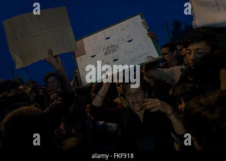 Idomeni, Grecia. 08 Mar, 2016. La fase di rifugiati protesta lungo la ferrovia al camp sul confine Greek-Macedonian in Idomeni, contro la chiusura delle frontiere della Macedonia. Ci sono migliaia di rifugiati è stato stabilito nella Idomeni camp e nuovi arrivi ancora continuano a venire. Credito: Michele Amoruso/Pacific Press/Alamy Live News Foto Stock