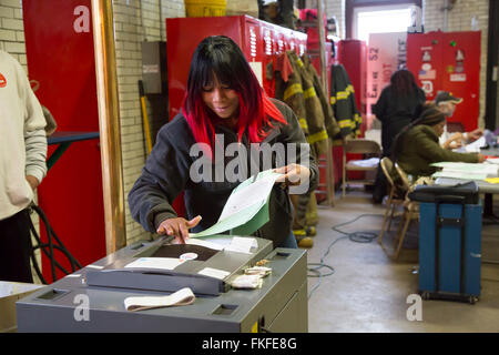 Detroit, Michigan, Stati Uniti d'America. 8 Marzo, 2016. Un elettore esegue il suo voto attraverso un voto elettronico Macchina di conteggio a Detroit la stazione dei vigili del fuoco #3 in Michigan primaria dell elezione presidenziale. Credito: Jim West/Alamy Live News Foto Stock