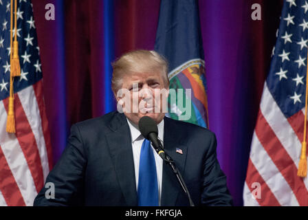 Wichita, Kansas, USA, 5 marzo, 2016 candidato presidenziale repubblicano Donald Trump al Kansas caucus Credit:contrassegnare Reinstein Foto Stock