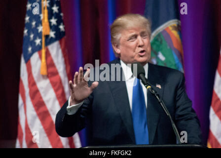 Wichita, Kansas, USA, 5 marzo, 2016 candidato presidenziale repubblicano Donald Trump al Kansas caucus Credit:contrassegnare Reinstein Foto Stock