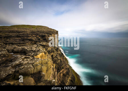 Leitisvatn scogliera che termina nell'oceano, Isole Faerøer, Denmak, l'Europa. Esposizione lunga Foto Stock