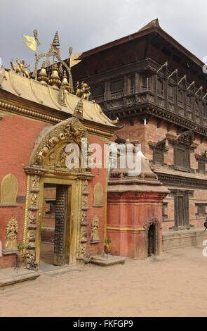 Bhaktapur, Golden Gate (Sun Dhoka) del Palazzo Reale, Palazzo di 55 finestre, Durbar Square, Nepal Foto Stock