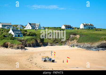 Case che si affaccia sulla spiaggia di Treyarnon bay in Cornovaglia, England, Regno Unito Foto Stock