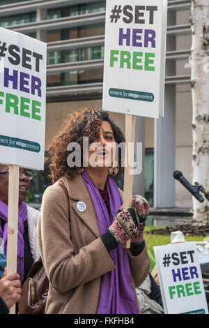 Londra, Regno Unito. 8 Marzo, 2016. Le donne con cartelli a donne per le donne rifugiate 'Set il suo libero' dell'evento al di fuori della casa ufficio che chiede di porre fine alla detenzione dei richiedenti asilo, la chiusura delle carceri di immigrazione come Yarl il legno e la fine della detenzione di donne in stato di gravidanza. Peter Marshall / Alamy Live News Foto Stock