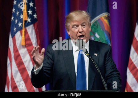 Wichita, Kansas, USA, 5 marzo, 2016 candidato presidenziale repubblicano Donald Trump al Kansas caucus Credit:contrassegnare Reinstein Foto Stock