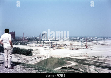 Il Parco Olimpico di Monaco di Baviera in costruzione per i Giochi Olimpici 1972. Vista da Schuttberg. Blick vom Schuttberg auf das Olympiastadion Foto Stock