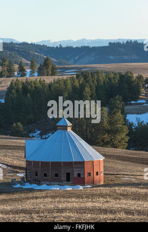 Round fienile vicino flora, Oregon. Il Wallowa montagne sono in background. Foto Stock