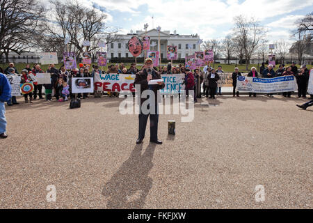 27 gennaio 2016 - Washington DC, Stati Uniti d'America: pacifisti di marzo in memoria di Concepcion Picciotto Foto Stock