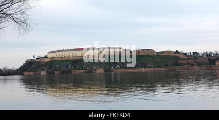 Petrovaradin, Serbia - città nella regione della Vojvodina. Petrovaradin Fortress e Danubio Foto Stock