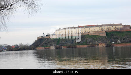 Petrovaradin, Serbia - città nella regione della Vojvodina. Petrovaradin Fortress e Danubio Foto Stock