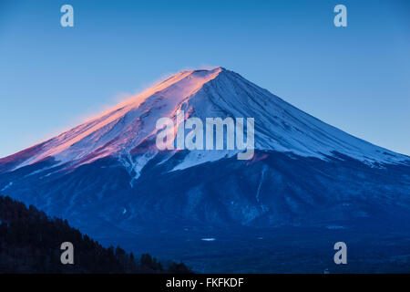 Il monte Fuji in rosa sunrise avvicinando alla fine dell'inverno. Foto Stock