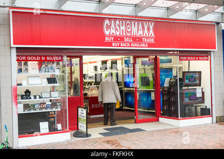 Stepney Street, una delle principali strade dello shopping in commercio in declino in Llanelli town center,Carmarthenshire,Galles,U.K., Foto Stock