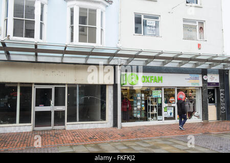 Stepney Street, una delle principali strade dello shopping in commercio in declino in Llanelli town center,Carmarthenshire,Galles,U.K., Foto Stock