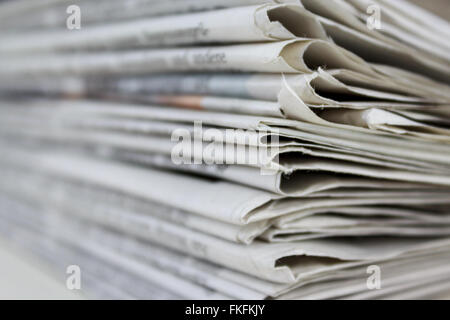 Accatastati vecchi giornali pila di quotidiani Foto Stock