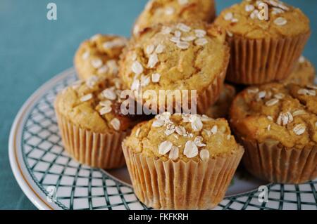 In casa di zucca muffin ai fiocchi d'avena Foto Stock