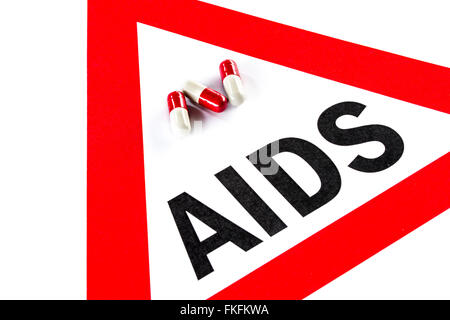 Stop AIDS e HIV, la capsula con il cartello di avviso Questioni sociali Foto Stock