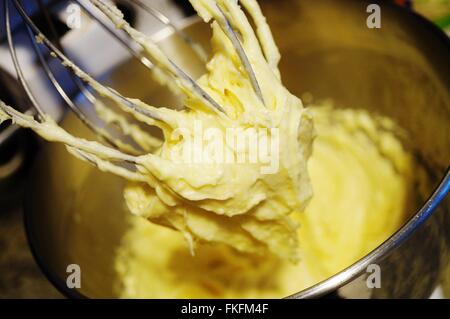 Rendendo pate a choux pasta in un mixer con una frusta Foto Stock