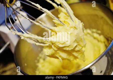 Rendendo pate a choux pasta in un mixer con una frusta Foto Stock