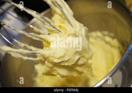 Rendendo pate a choux pasta in un mixer con una frusta Foto Stock