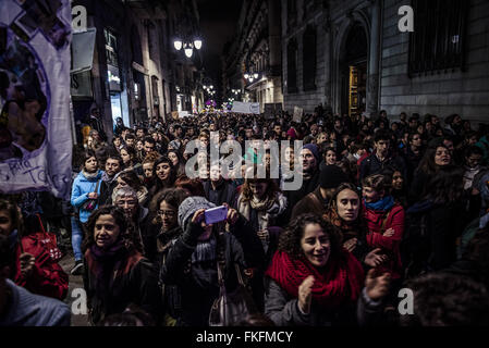 Barcellona, in Catalogna, Spagna. 8 Mar, 2016. Manifestanti femminista marzo a Barcellona sulla Giornata internazionale della donna Credito: Matthias Oesterle/ZUMA filo/Alamy Live News Foto Stock