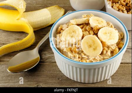 Noce di banane durante la notte i fiocchi d'avena in una ciotola sul tavolo di legno Foto Stock