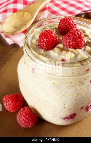 Pernottamento Prima colazione di avena con lamponi in una giara di mason Foto Stock