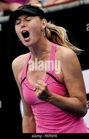 Auckland, Nuova Zelanda. 06 gen, 2011. Maria Sharapova festeggia i punti vincenti contro Greta Arn di tedesco durante l'ASB Classic 2011. Cinque volte il Grand Slam conquistando giocatore di tennis Maria Sharapova ha riconosciuto in mancanza di un test antidoping a Australian Open. © Shirley Kwok/Pacific Press/Alamy Live News Foto Stock