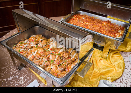 Stile cinese a buffet con pollo fritto nel fuoco. Foto Stock