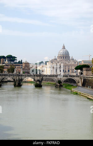 La Basilica di San Pietro è visto sopra il fiume Tevere e il Ponte Sant' Angelo ponte di Roma, Italia. Foto Stock