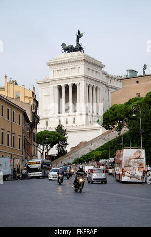 L'Altare della Patria, un raffinato marmo onorando la struttura Italia del primo re e la prima guerra mondiale veterani si erge sopra il centro di Roma. Foto Stock
