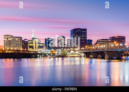 Hartford skyline e fondatori ponte in un crepuscolo viola. Foto Stock