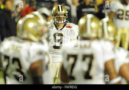 Miami, Florida, Stati Uniti. 7 febbraio, 2010. Febbraio 7, 2010; Miami, FL, Stati Uniti d'America; New Orleans Saints quarterback Drew Brees (9) cammina indietro al huddle durante il secondo trimestre del Super Bowl XLIV contro gli Indianapolis Colts a Sun Life Stadium. ZUMA Press/Scott A. Miller © Scott A. Miller/ZUMA filo/Alamy Live News Foto Stock