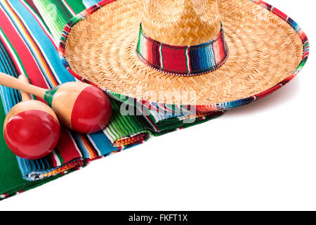 Tradizionale messicana blanketor serape tappeto con sombrero e maracas isolata contro uno sfondo bianco. Spazio per la copia. Foto Stock