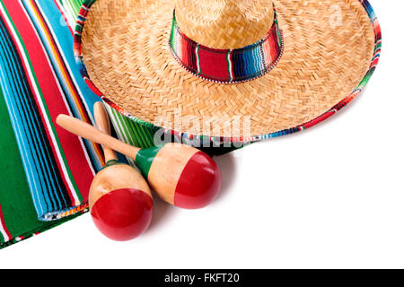 Tradizionale messicano serape coperta o tappeto con sombrero e maracas isolata contro uno sfondo bianco. Spazio per la copia. Foto Stock