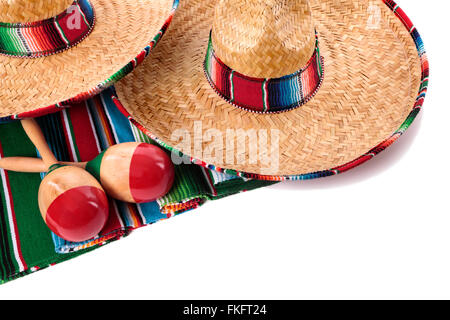 Tradizionale messicano serape coperta o tappeto con sombreros e maracas isolata contro uno sfondo bianco. Spazio per la copia. Foto Stock